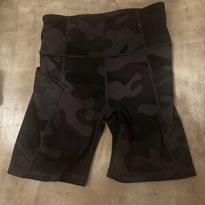 Gap high rise biker shorts with side pockets, xs never worn